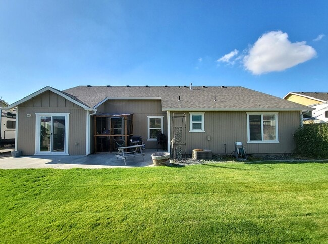 Building Photo - Spacious Rambler in West Richland