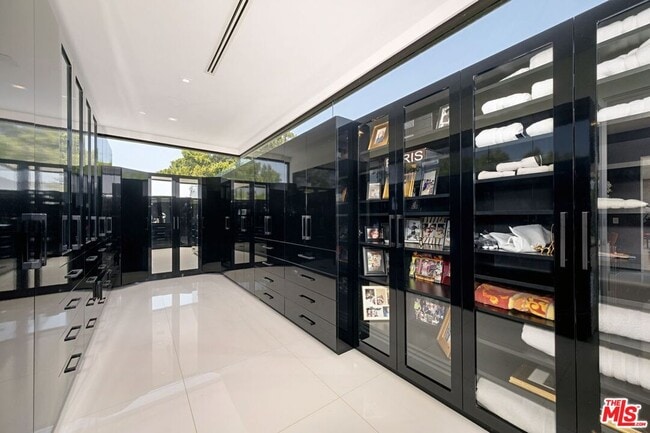 Building Photo - 9570 Sunset Blvd