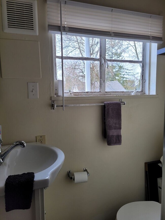 Building Photo - 343 1/2 S. Main