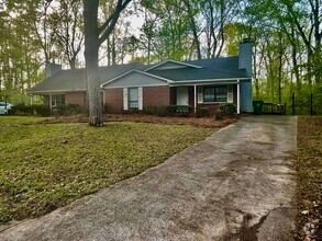 Building Photo - This Adorable 2 bedroom 2 bath duplex is l...