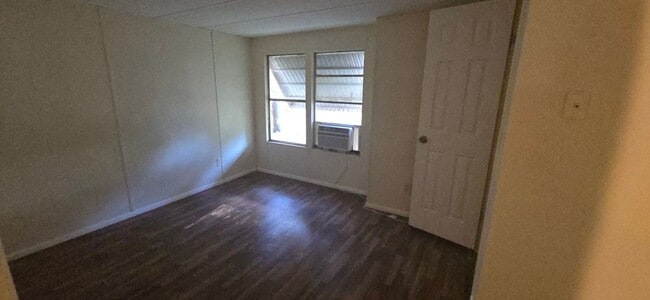 Building Photo - Model: Crown