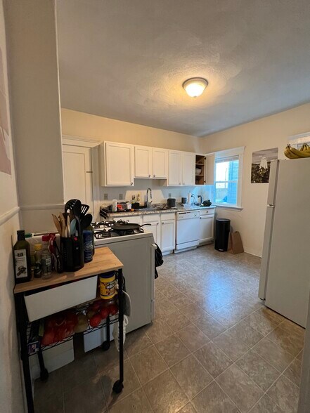 Building Photo - 12 Pinkham Rd