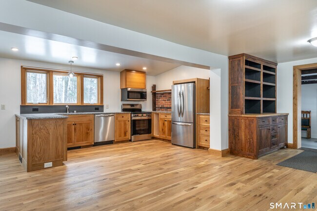 Building Photo - 14 Browns Ln