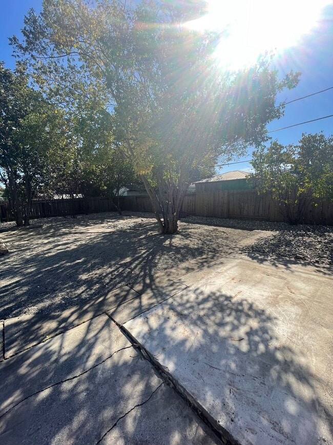 Building Photo - AVAILABLE NOW! 3 BEDROOM/2 BATH IN FAIRFIELD