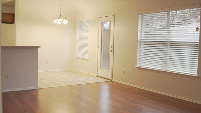 Building Photo - 2512 Douglas Dr