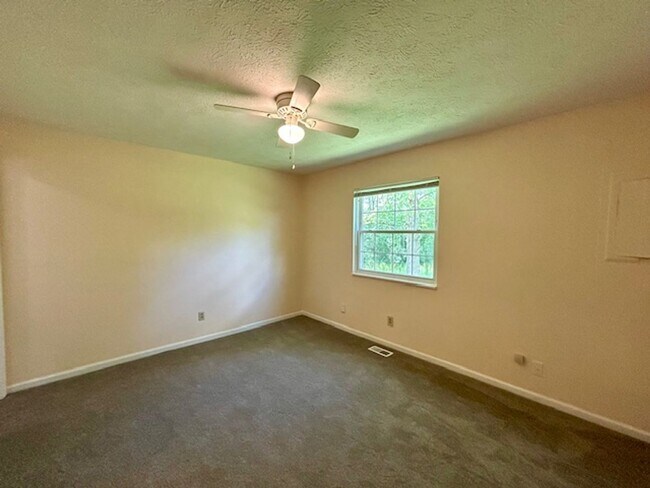 Building Photo - Charming 3-Bedroom Ranch on Quiet Cul-de-S...