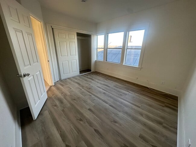 Building Photo - UPGRADED 4 BEDROOM NEAR DRAKE PARK!