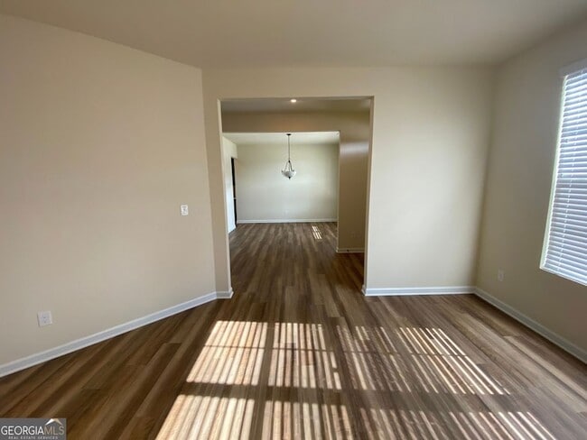 Building Photo - 5595 Mirror Lake Dr