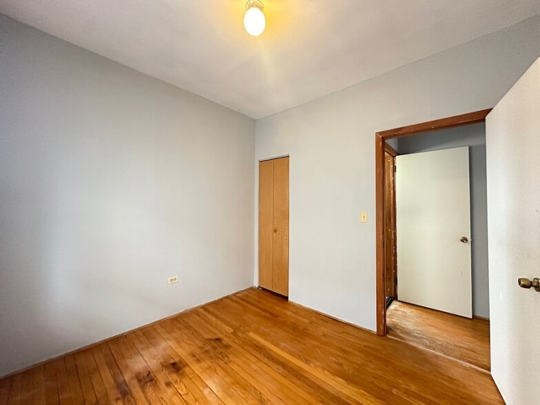 Building Photo - 1212 W Thorndale Ave