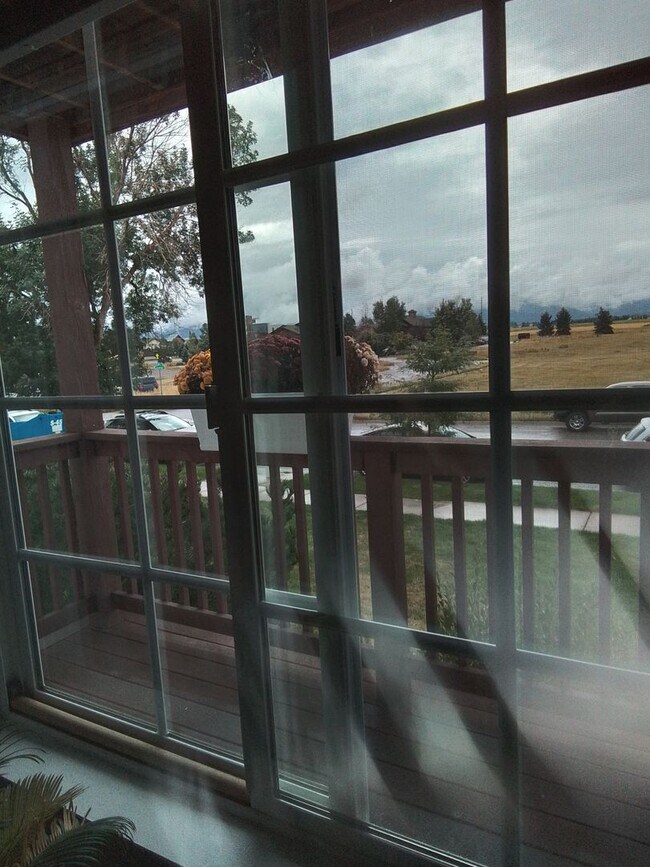 Building Photo - Great location, nice condo FRESH PAINT NOW AND NEW WINDOWS !