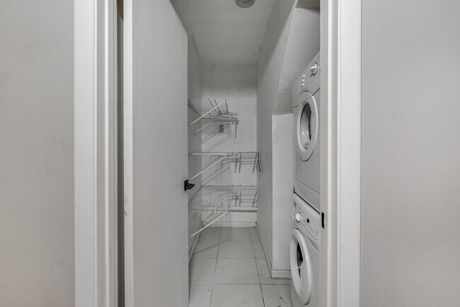 Building Photo - 2530 NE 9th St