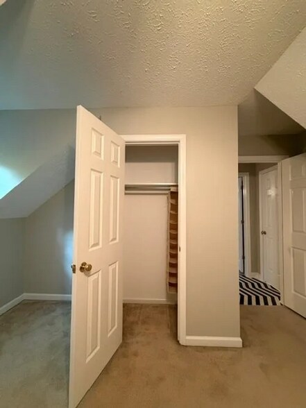 Building Photo - 1170 Lois Ln