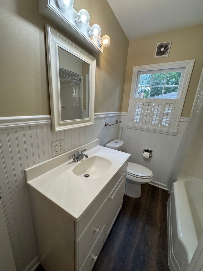 Building Photo - Cozy 2/1 Cottage in Rockridge Heights- $1,650