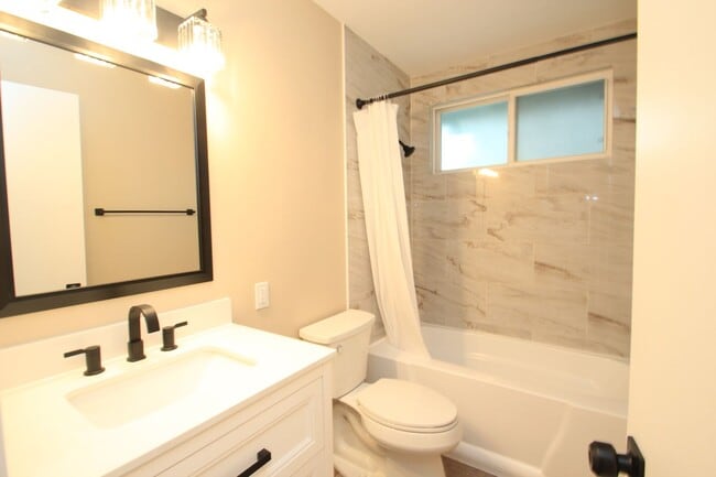 Building Photo - Charming 3-Bedroom Home with Spacious Layo...