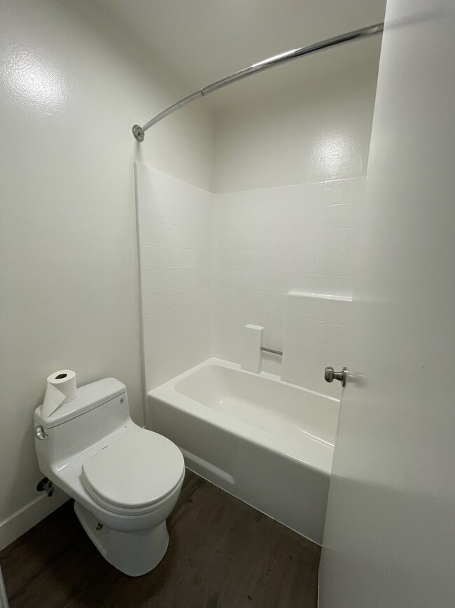 downstairs bathroom - 10330 Riverside Dr