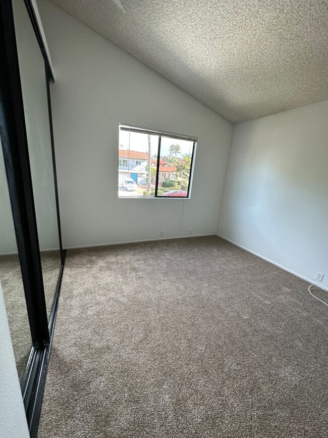 Building Photo - Upstairs 2 bed/1bath Apartment in Pacific Beach