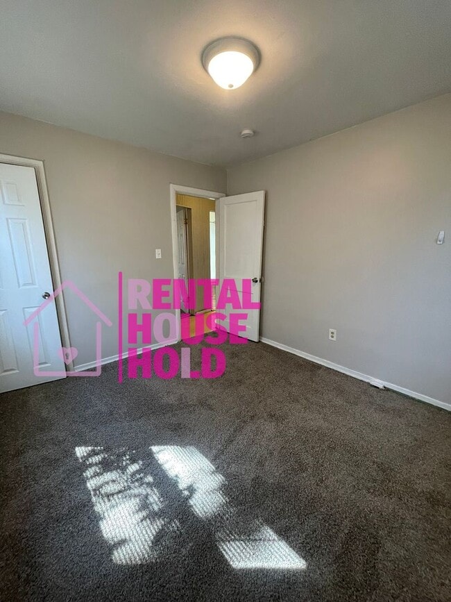 Building Photo - Stunning 3-Bedroom 1-Bath Bunglaow Located...