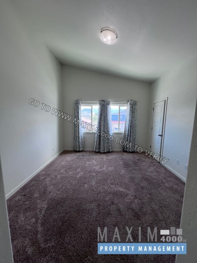 Building Photo - 389 White River Dr