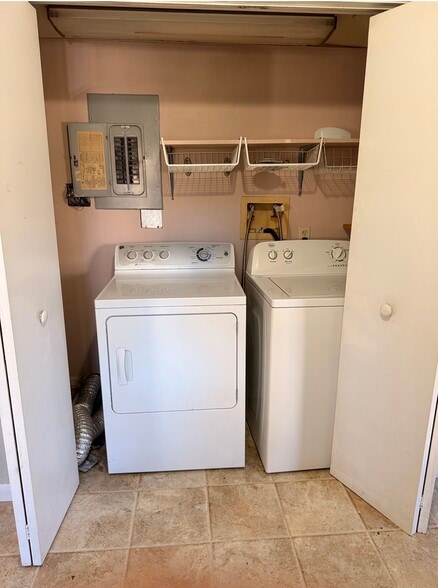 Building Photo - 2246 Fox St