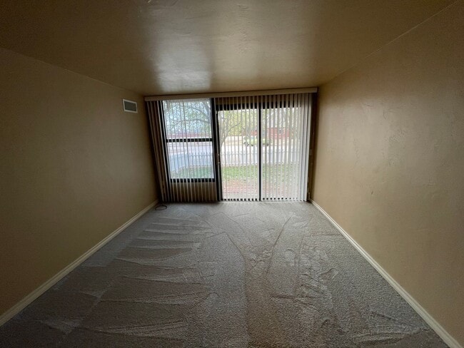 Building Photo - Welcome to Lyndale Senior Community! 55 and better in Edmond!!  2 bed flex floorplan with office,...