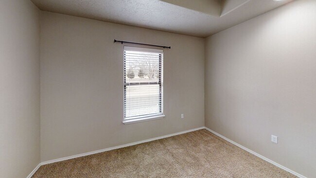 Building Photo - 1105 W 15th St