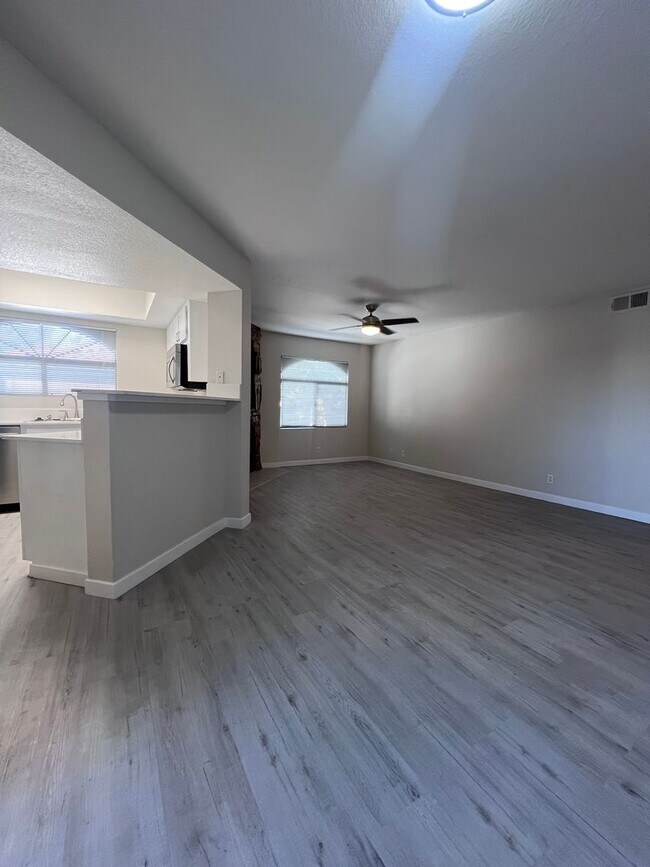 Building Photo - The Enclaves 3 bed 2 bath Upgraded Condo!