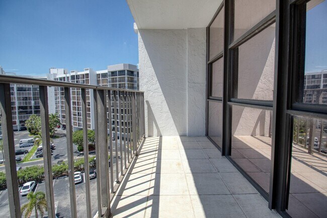 Building Photo - 800 Parkview Dr