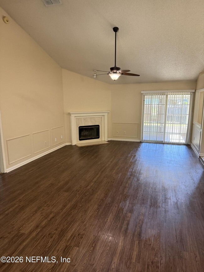 Building Photo - 487 Springbrook Dr