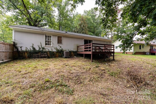 Building Photo - 4713 Belle Plaine Dr