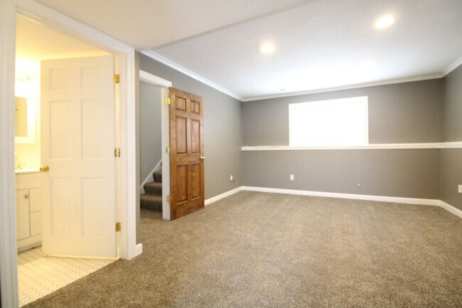 Building Photo - QUIET NEIGHBORHOOD!!  3 Bedroom, 1.5 Bath Home in Norwalk