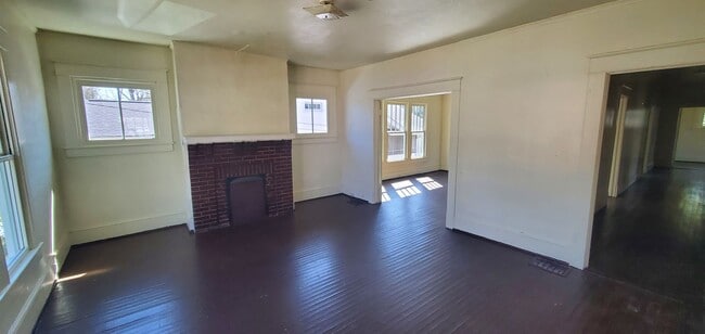 Building Photo - 3 Bedroom 1 Bathroom House
