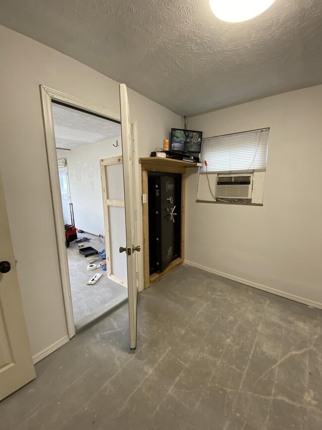 Building Photo - 2731 Birdwell Dr