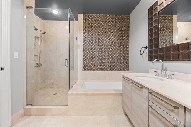 Building Photo - 10 E Delaware Pl