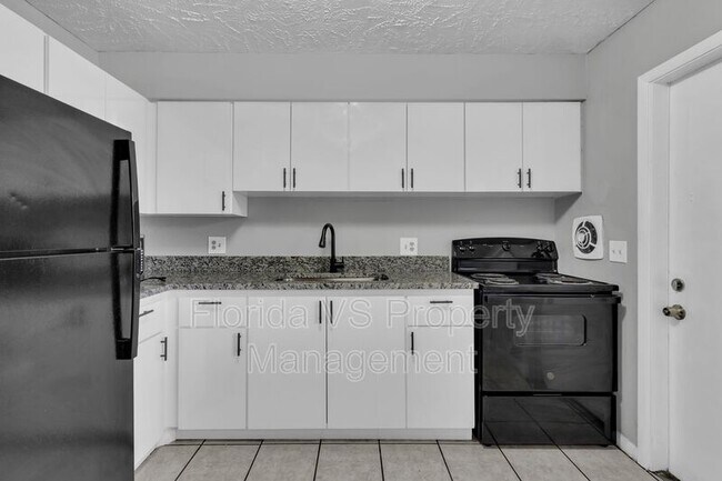 Building Photo - 1629 W Oak Ridge Rd