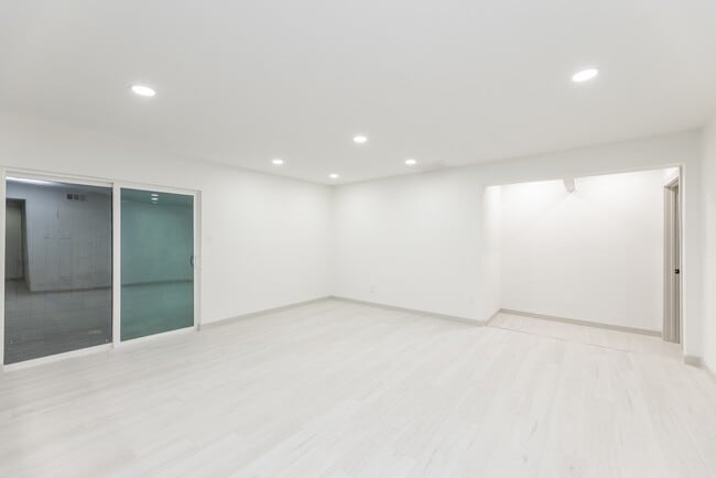 Building Photo - 7115 Falling Waters Dr