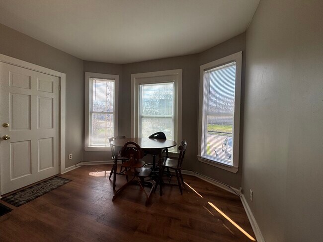 Building Photo - 370 Bent St