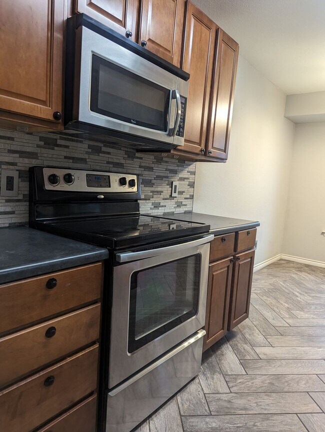 Building Photo - Modern Amenities & Ideal Location in Burle...