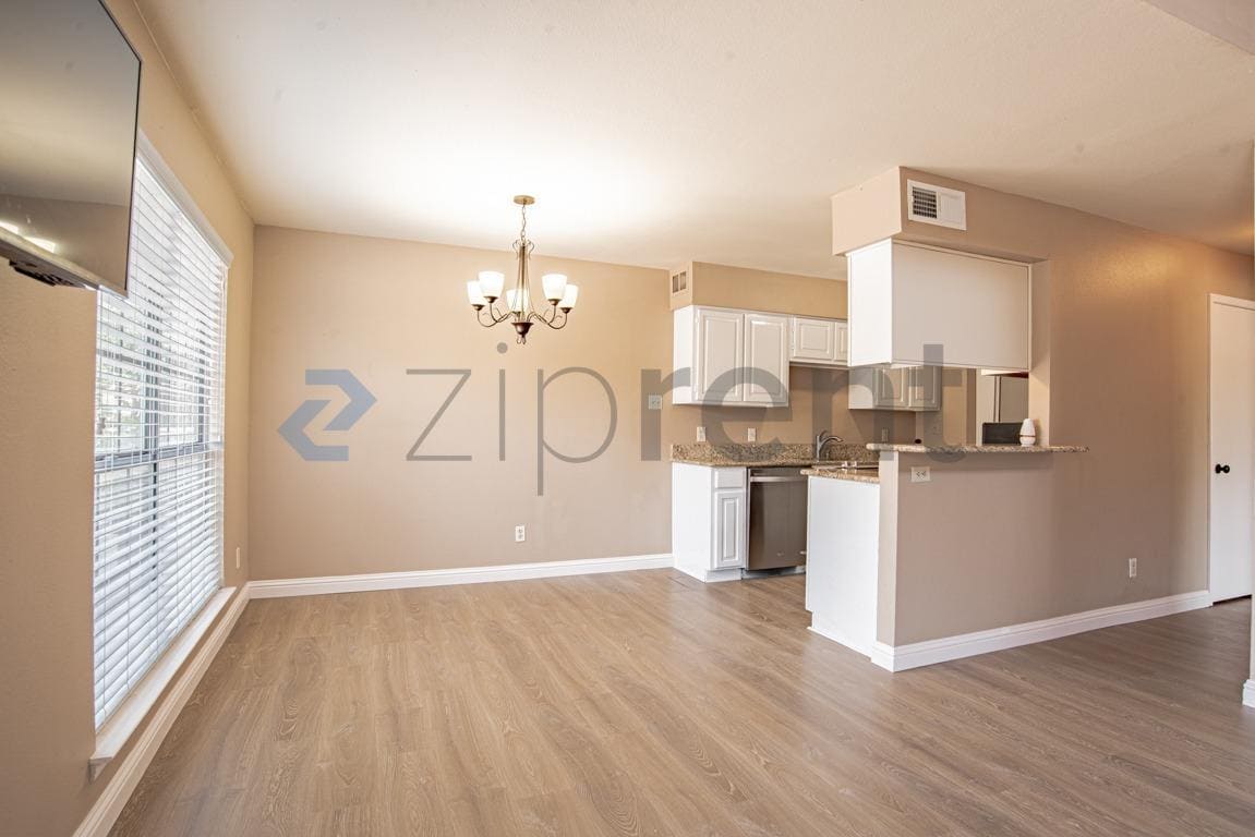 Building Photo - Unit A