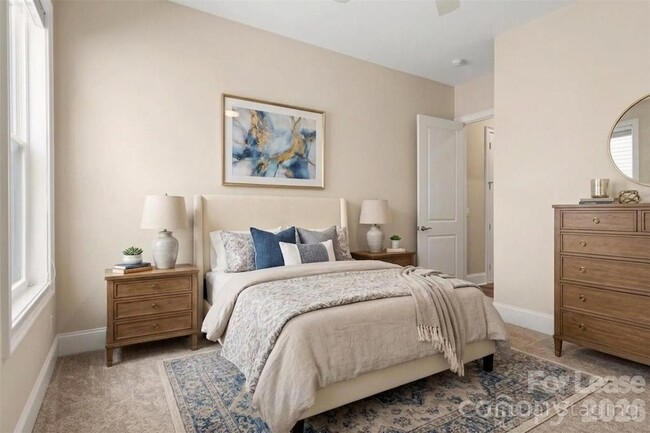 Building Photo - 2026 Lake Como Dr
