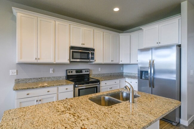 Building Photo - 4 Bed 3.5 Bath Townhome in Bluffdale!!! January Rent Free!!