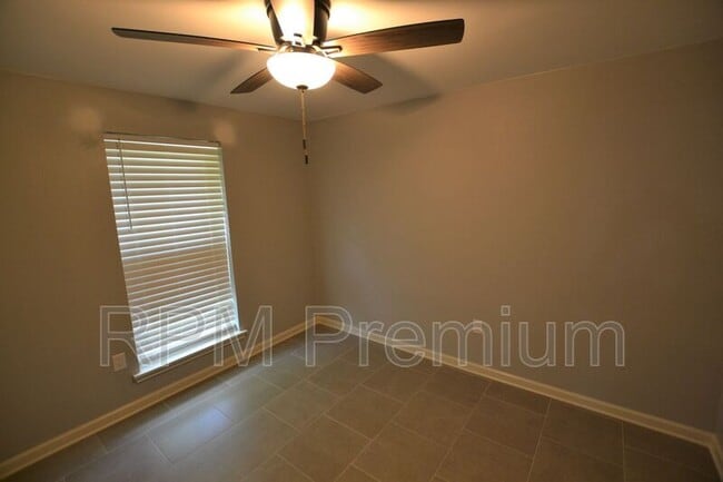 Building Photo - 1632 Mary Lou Dr