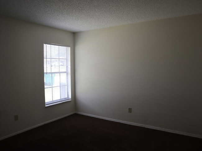 Building Photo - 3 Bedroom 2 Bath 2 Car Garage Deltona