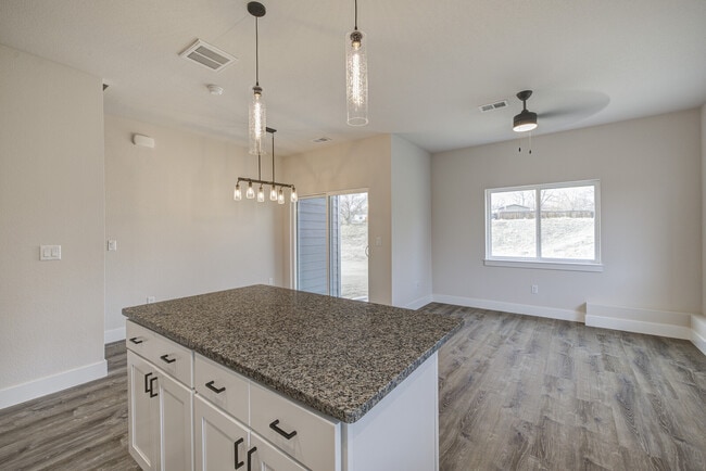 Building Photo - 600 Badger Ln