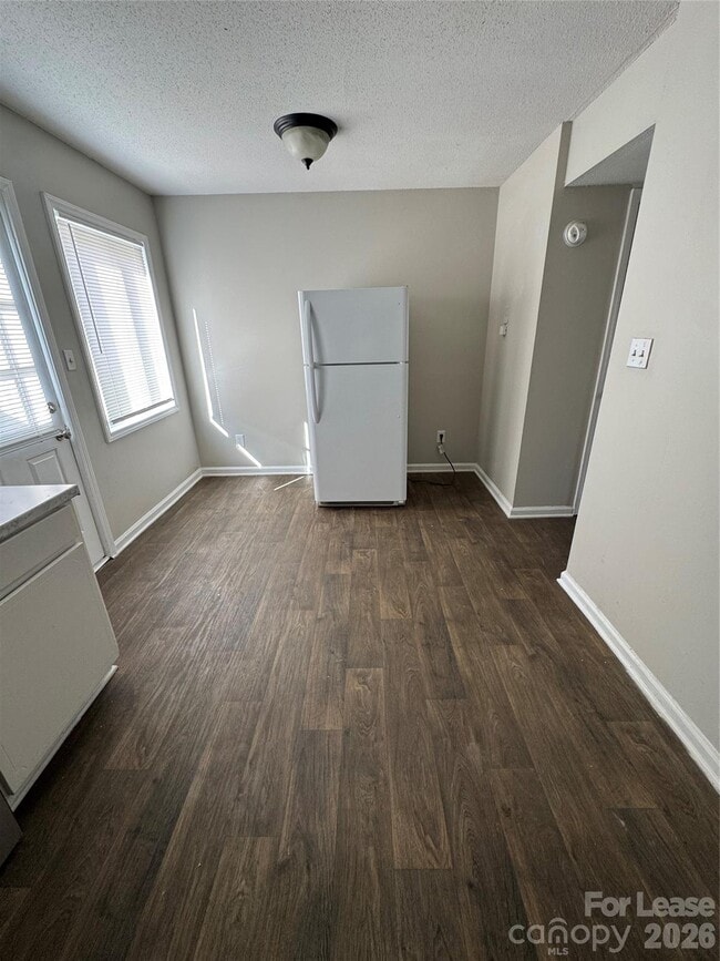 Building Photo - 2022 Harvest Ln