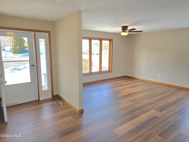 Building Photo - 7 Pineview Ct