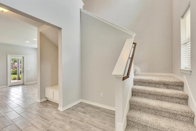 Building Photo - 701 Hays Hill Dr