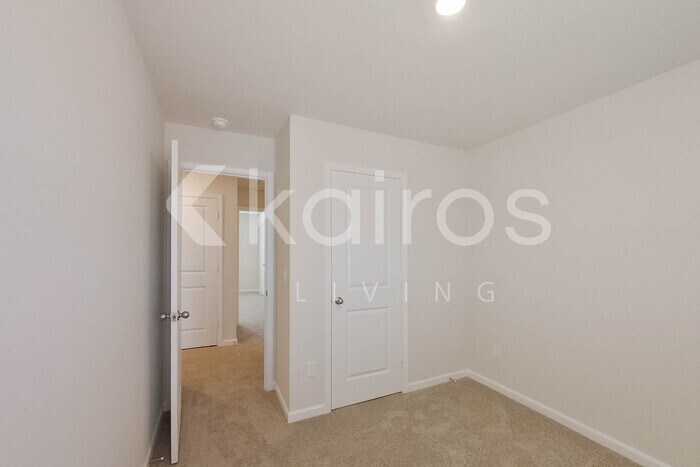 Building Photo - 2401 Banyan Cir