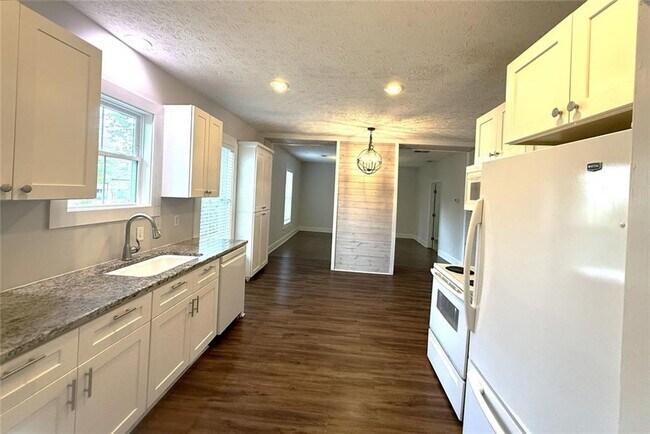 Building Photo - 173 Cleveland St SE