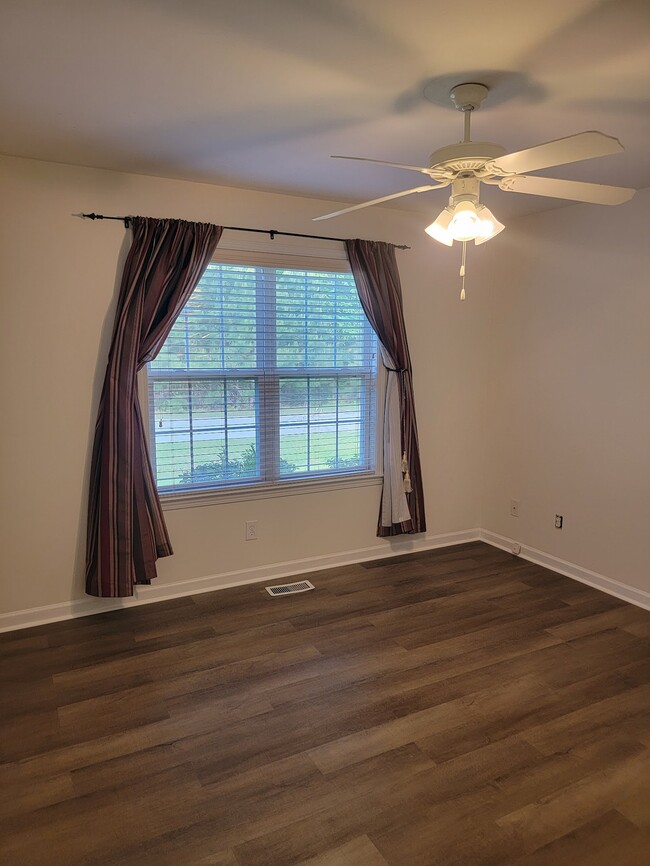 Building Photo - 200 Webfoot Dr