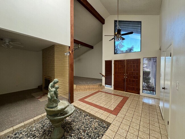 Building Photo - Condo in Southwest Bakersfield